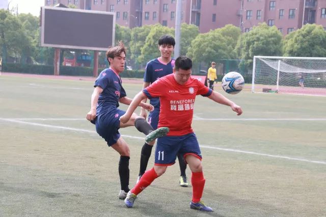 法尔14分14板7帽布莱克尼30分 肯帝亚不敌新疆